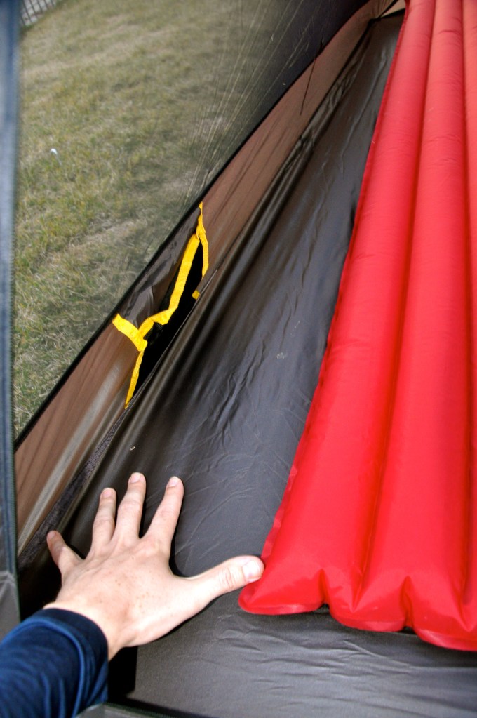 Considerable shoulder room (roughly 8 inches)with 20 Inch pad centered. 